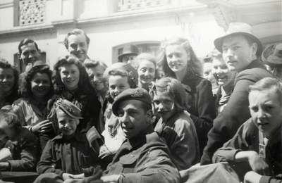 97762 Afbeelding van een geallieerde militair omringd door publiek te Utrecht tijdens de intocht van de geallieerden.